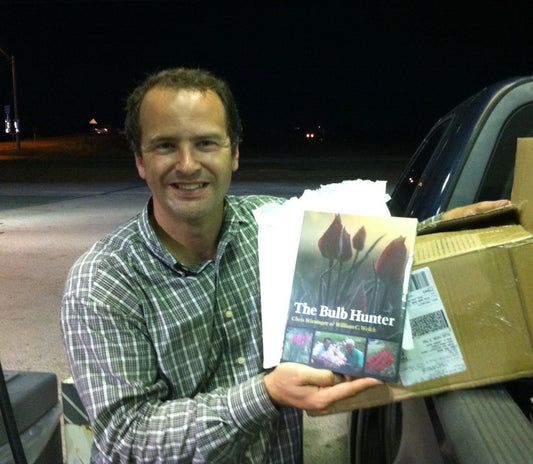 The Bulb Hunter by Chris Wiesinger (plus free red spider lily bulbs)